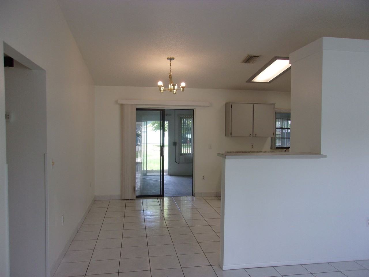 2261 Maximilian Ave - Photo 5 of 26
