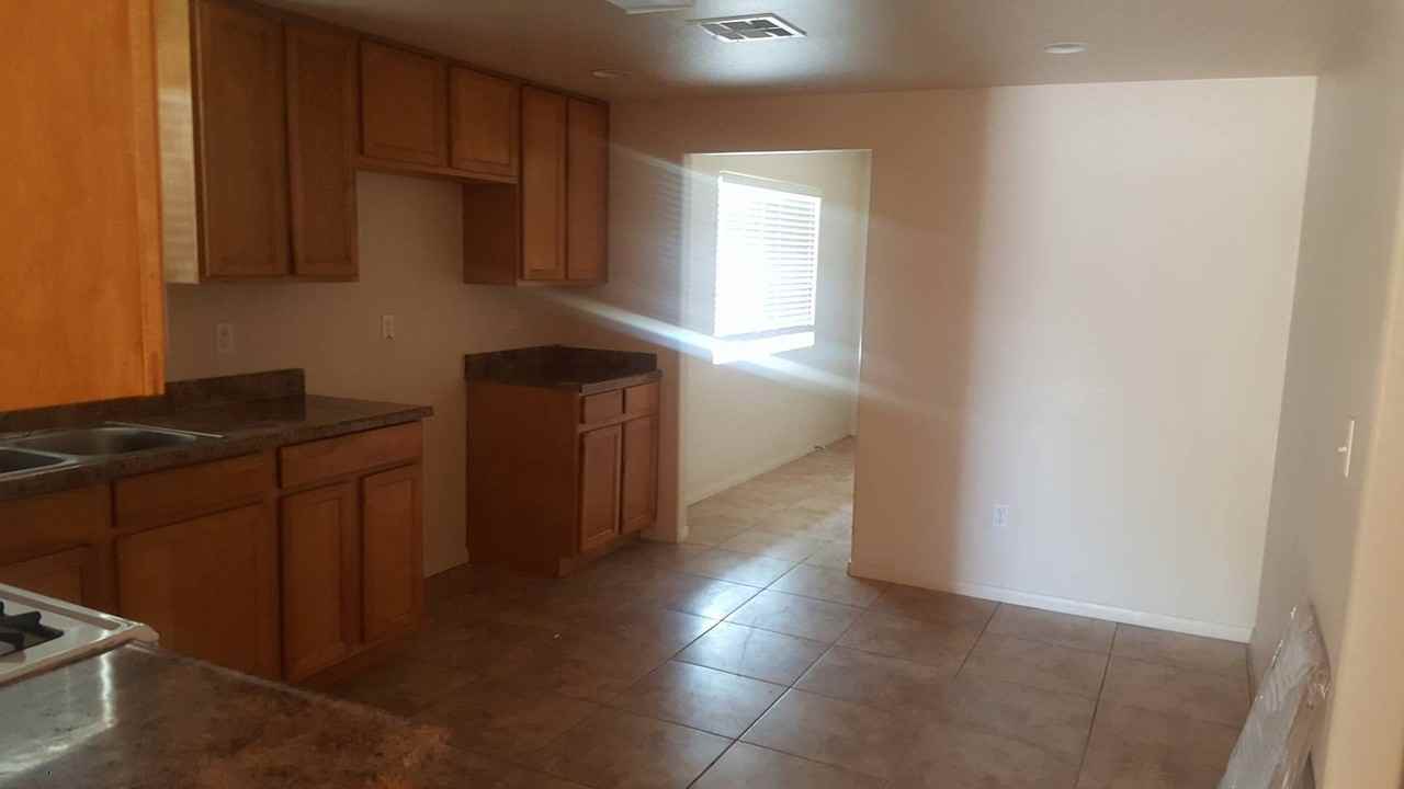 624 N Eastern Ave - Photo 3 of 16