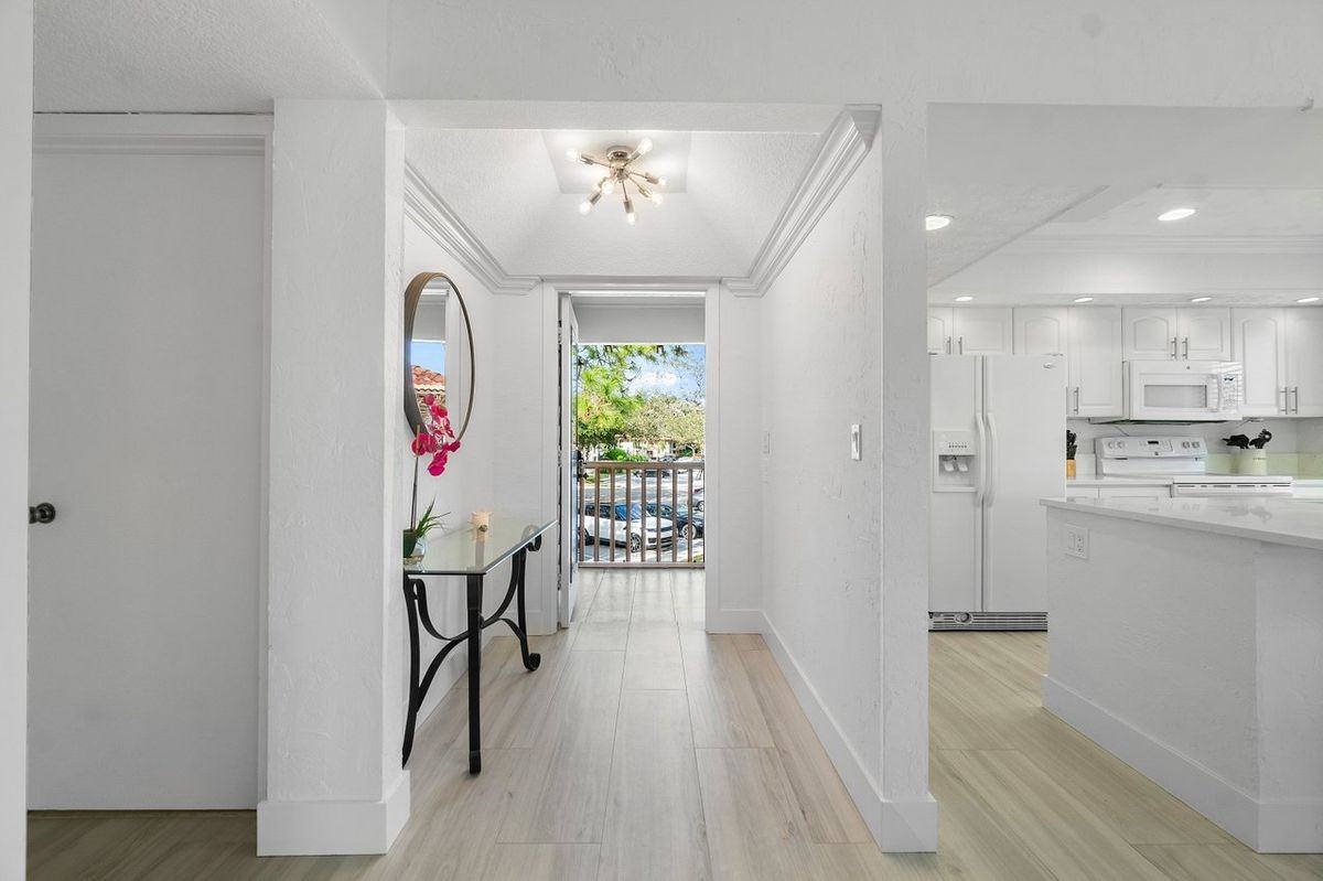 655 Brackenwood Cv - Photo 3 of 15
