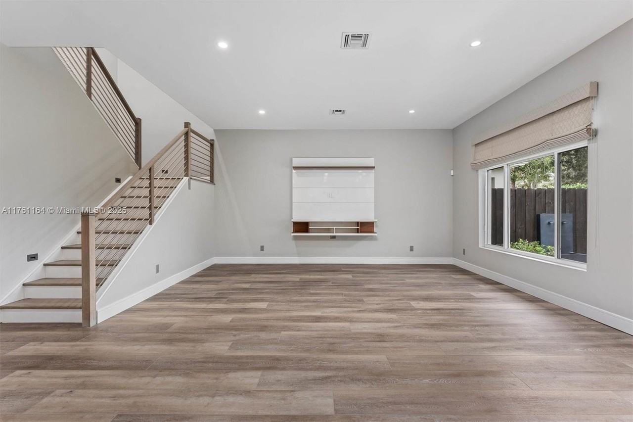 2431 Ne 20th Ave #NA - Photo 7 of 20