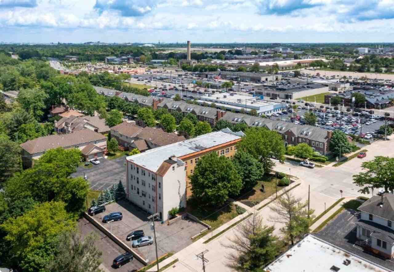 The Oakwood Manor Apartments - Photo 5 of 16