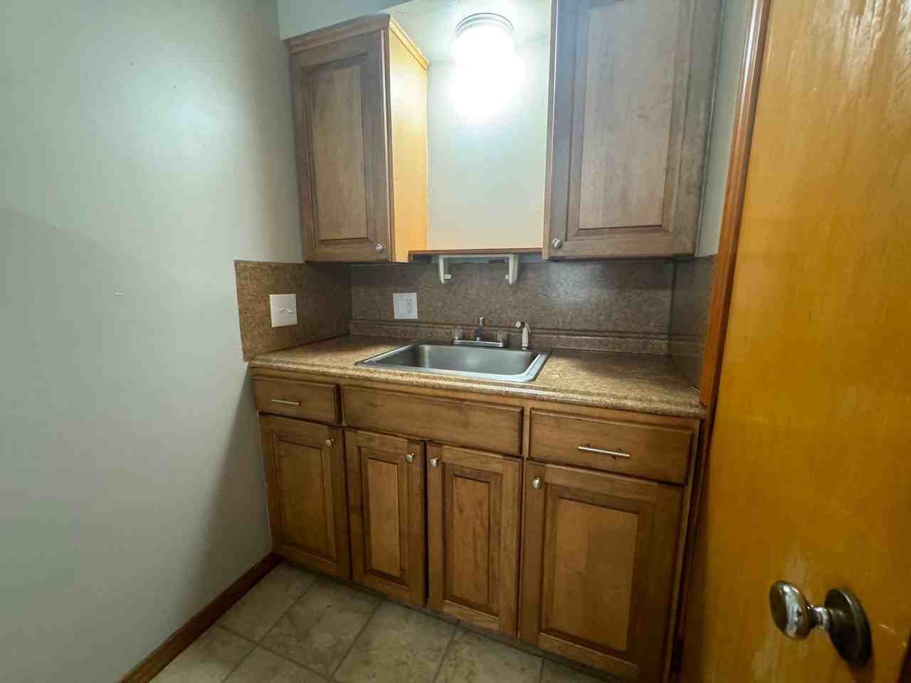 Updated 1BR Apartment – Shared Laundry, Cats OK – $750/mo - Photo 3 of 11