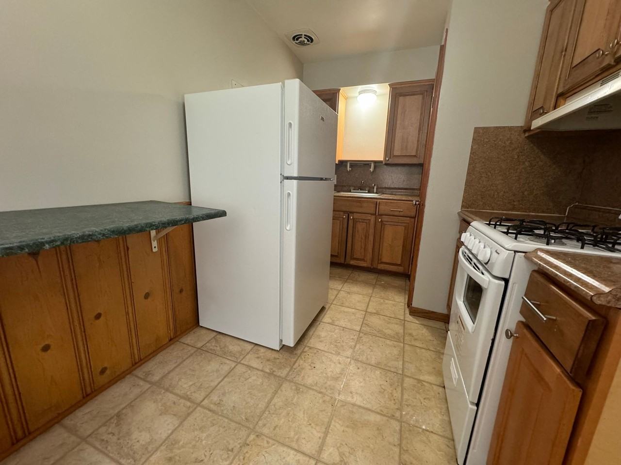 Updated 1BR Apartment – Shared Laundry, Cats OK – $750/mo - Photo 7 of 11