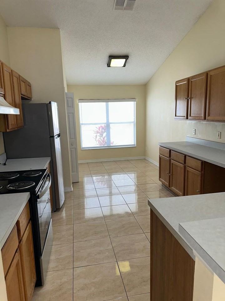 11941 Hatcher Cir - Photo 4 of 36