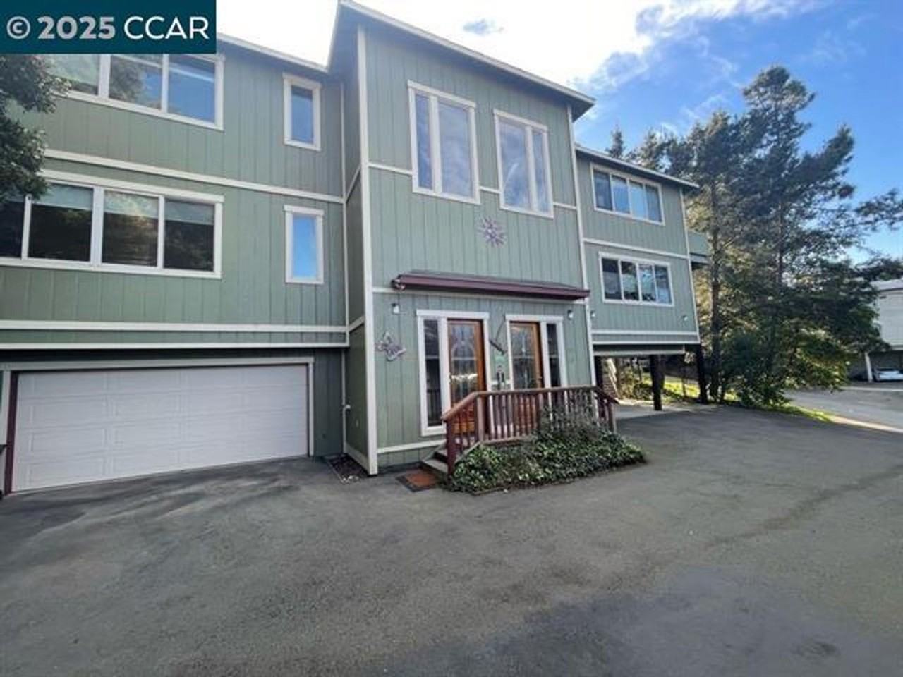 221 Clarence St - Photo 2 of 16