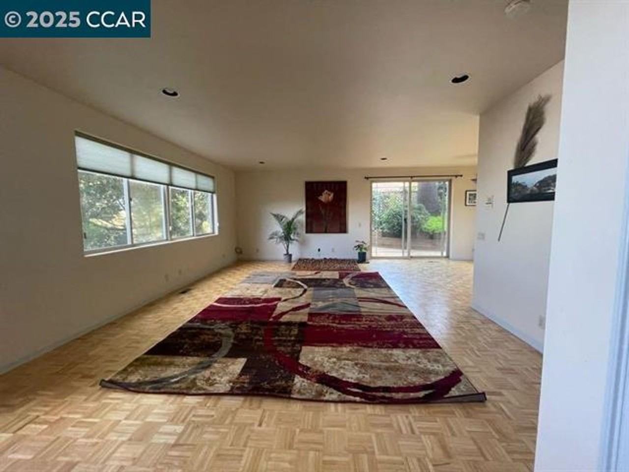 221 Clarence St - Photo 3 of 16