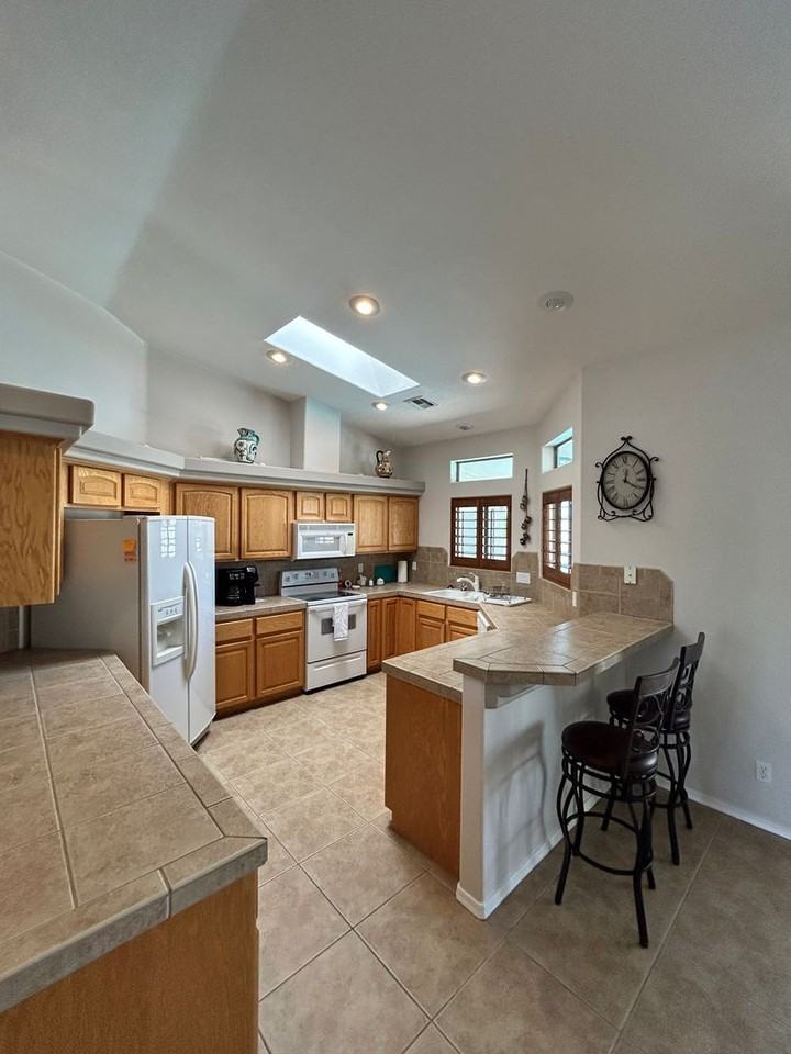 2875 Saratoga Ave - Photo 7 of 37