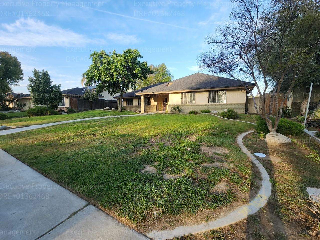 401 Montclair St - Photo 2 of 50