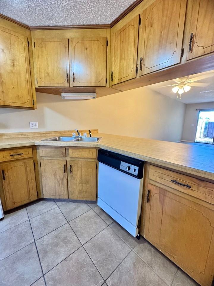 121 Brian Ct - Photo 4 of 17