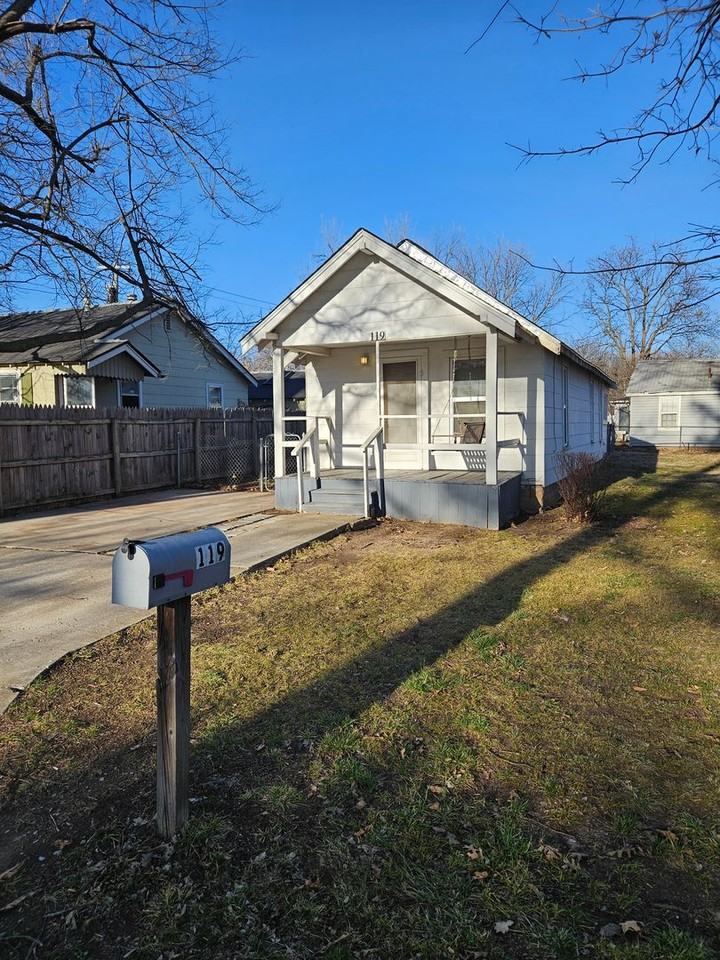 119 S Stewart Ave - Photo 2 of 11