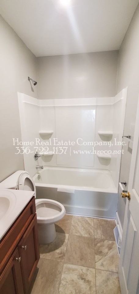 1644 NE 22nd St - Photo 3 of 9