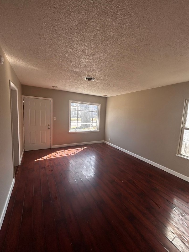 2050 Pauline St - Photo 2 of 6
