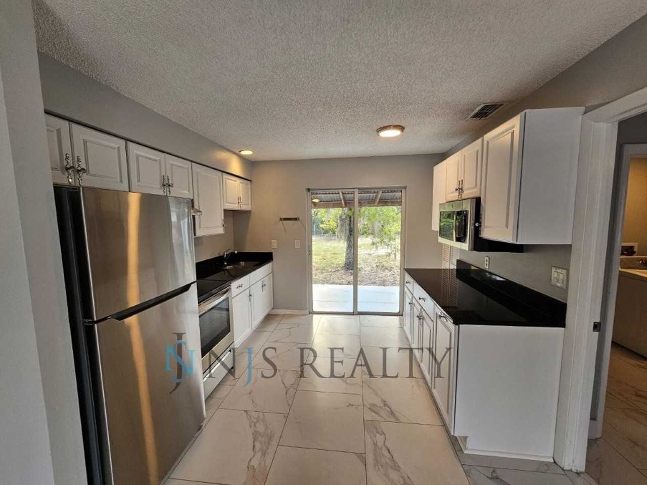 15213 Omaha St - Photo 3 of 13