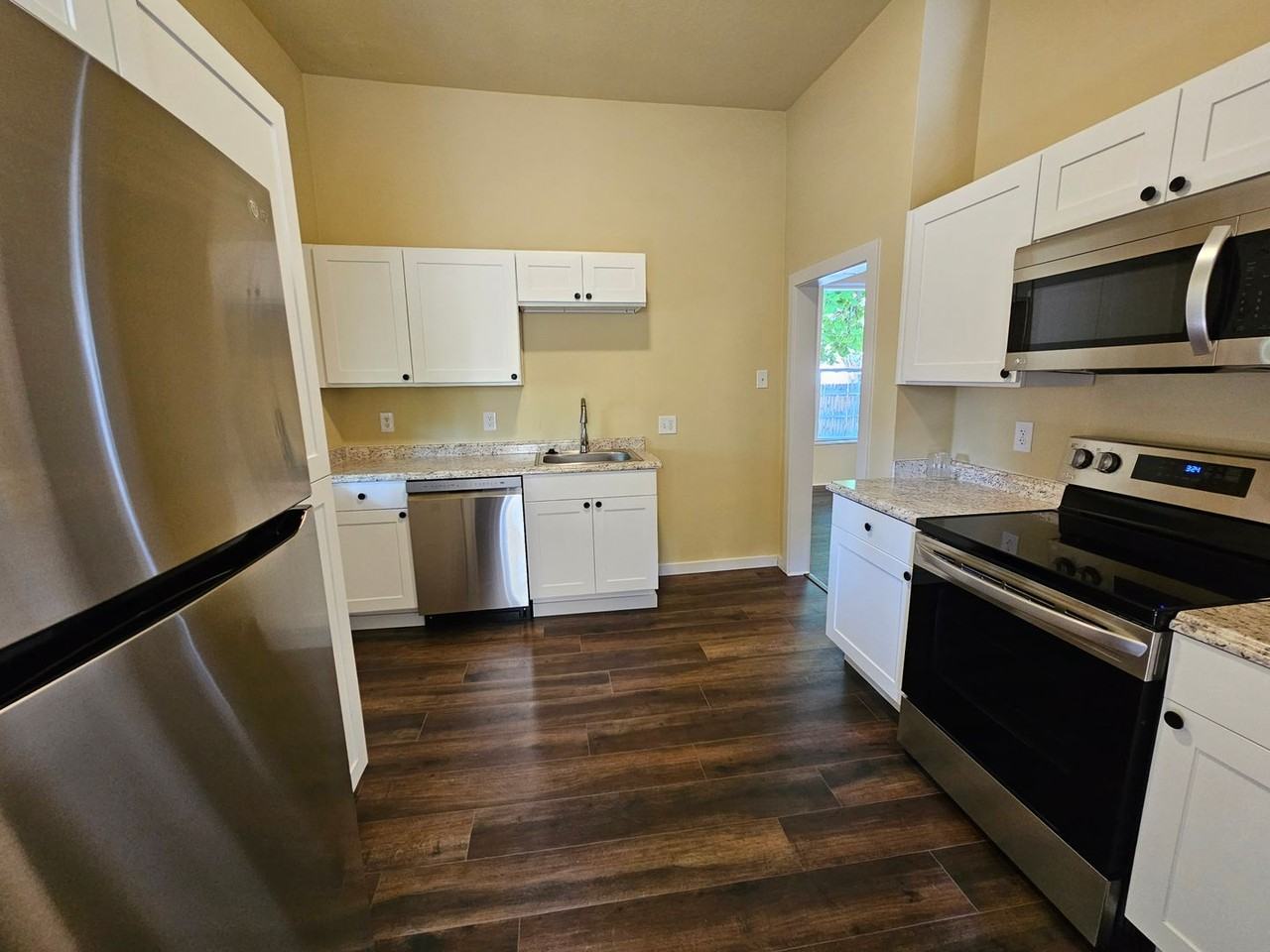 143 Vernon Pl - Photo 3 of 8