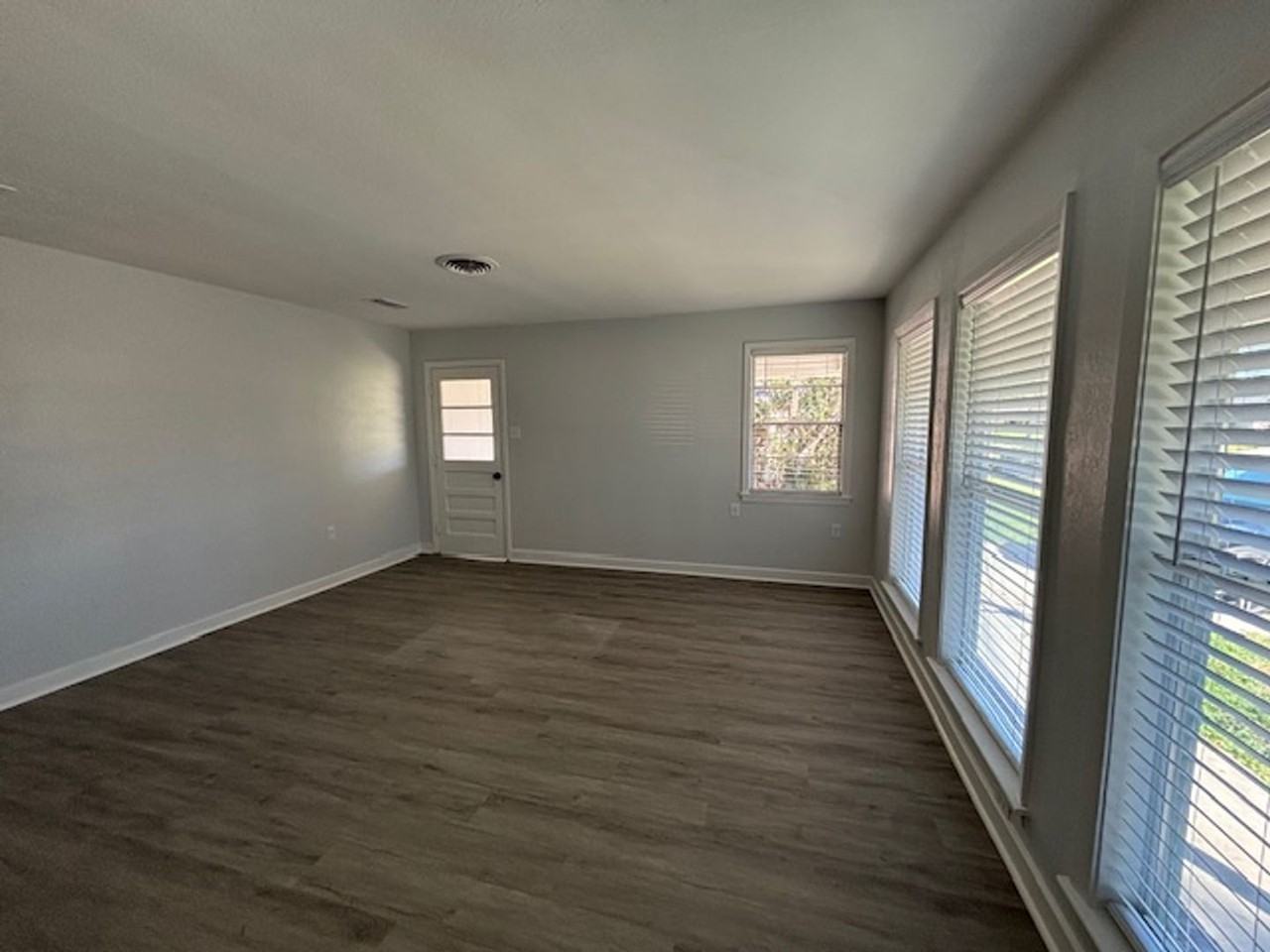 8447 S Parkland Dr - Photo 2 of 18