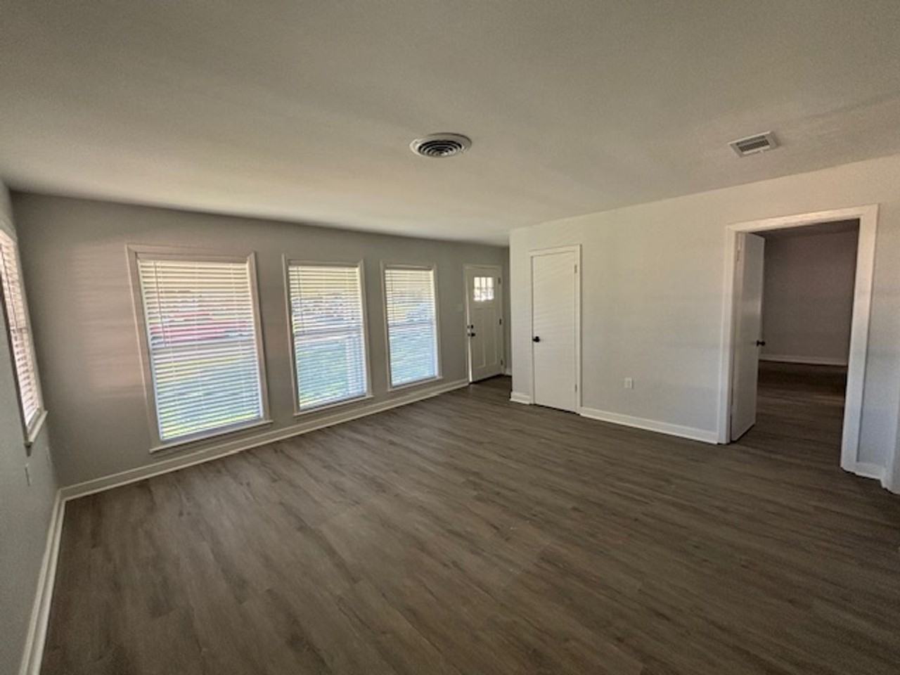 8447 S Parkland Dr - Photo 3 of 18