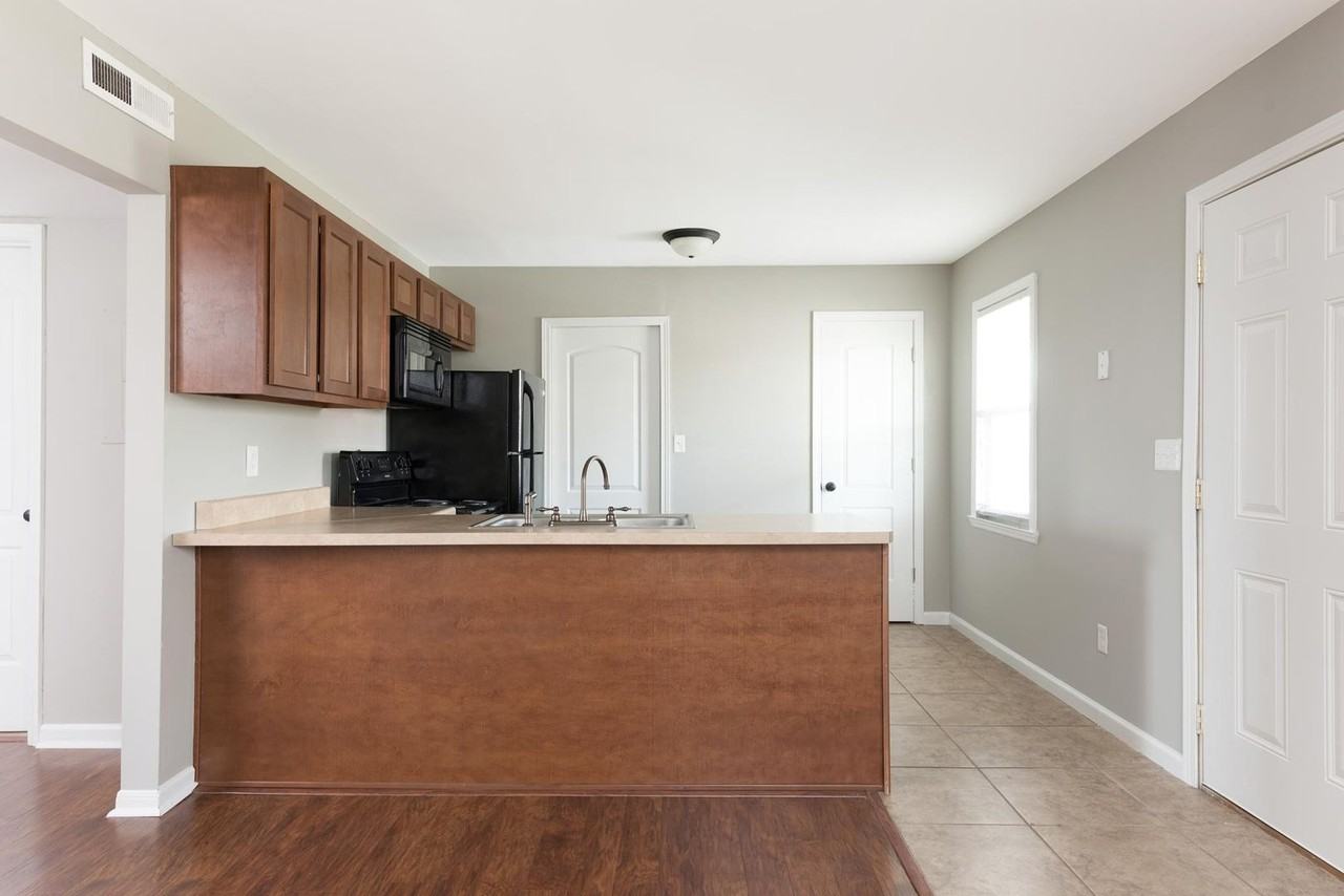 Fourth Apartments - Photo 6 of 13