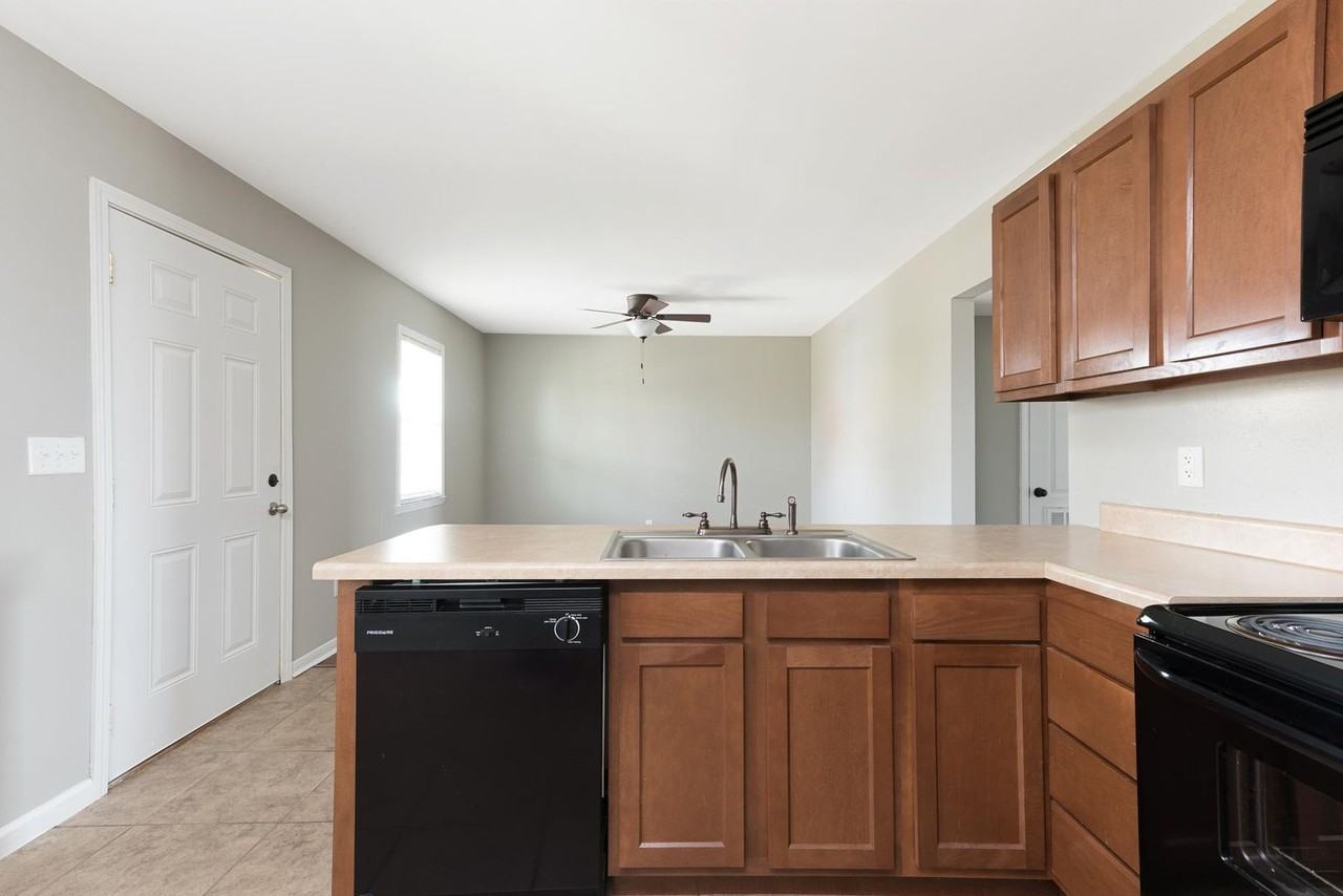 Fourth Apartments - Photo 7 of 13