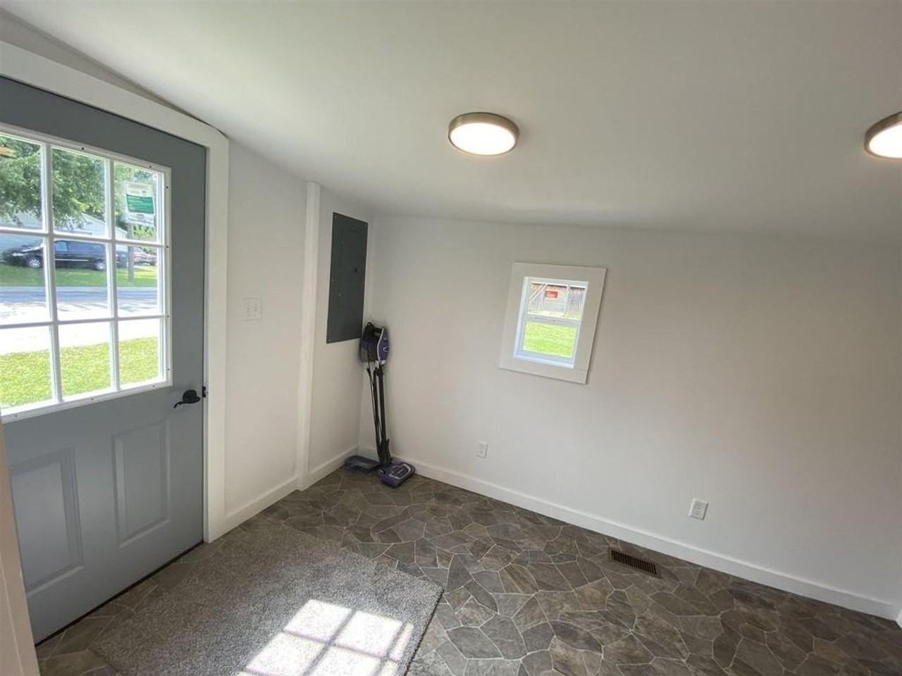 1735 S Bell St - Photo 3 of 11