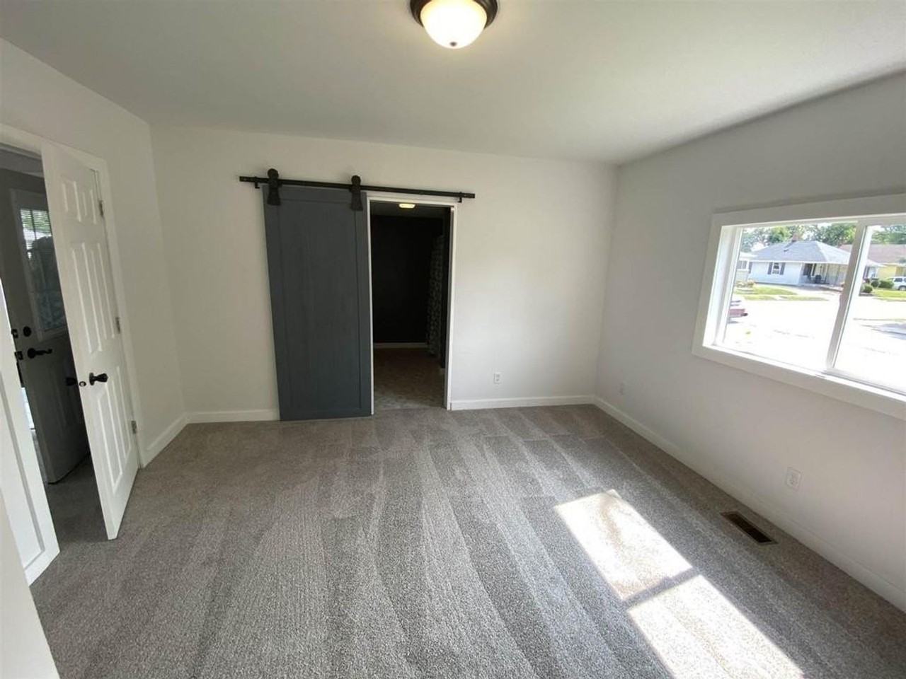 1735 S Bell St - Photo 4 of 11