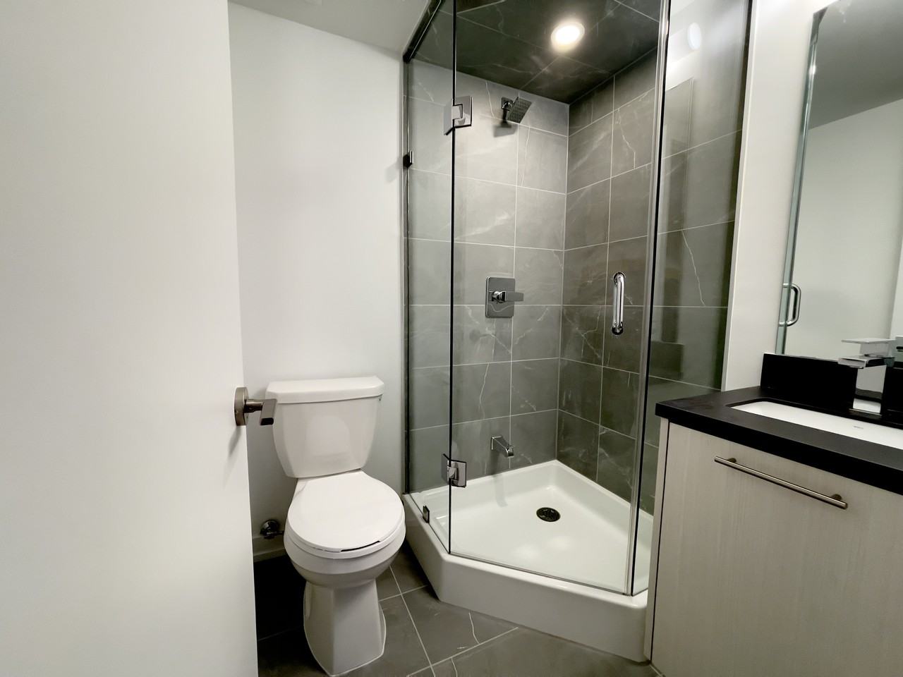 Bayview Ave & Finch Ave E ##19 - Photo 6 of 9