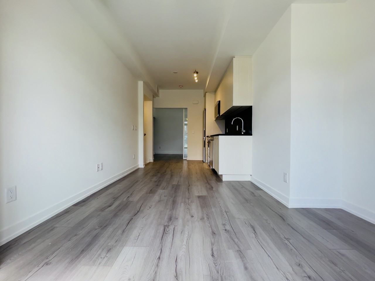 Bayview Ave & Finch Ave E ##19 - Photo 3 of 9