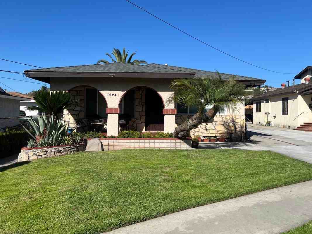 16241 Abbey St - Photo 3 of 35