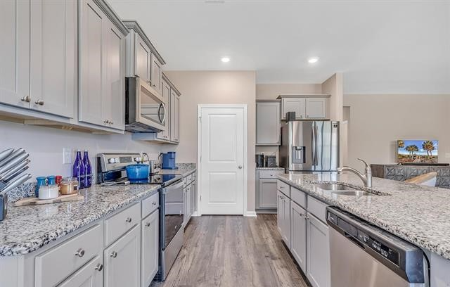 140 Castaway Key Dr - Photo 4 of 13