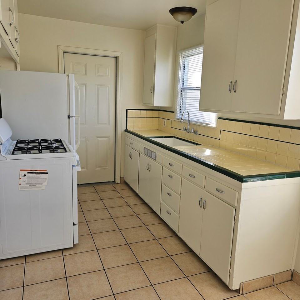 2236 Carol St - Photo 4 of 9