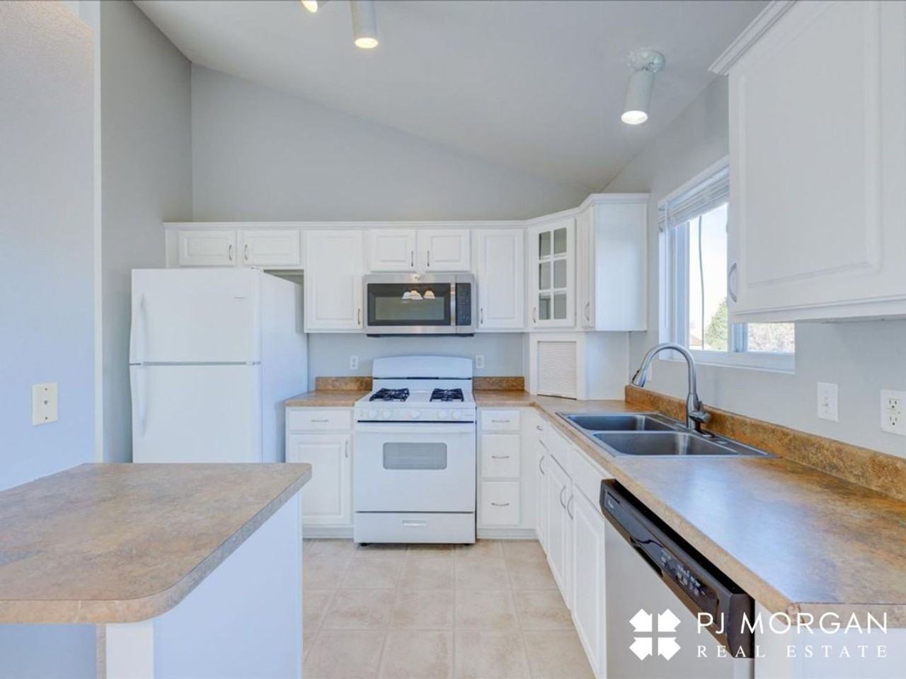 11004 Weber St - Photo 3 of 27