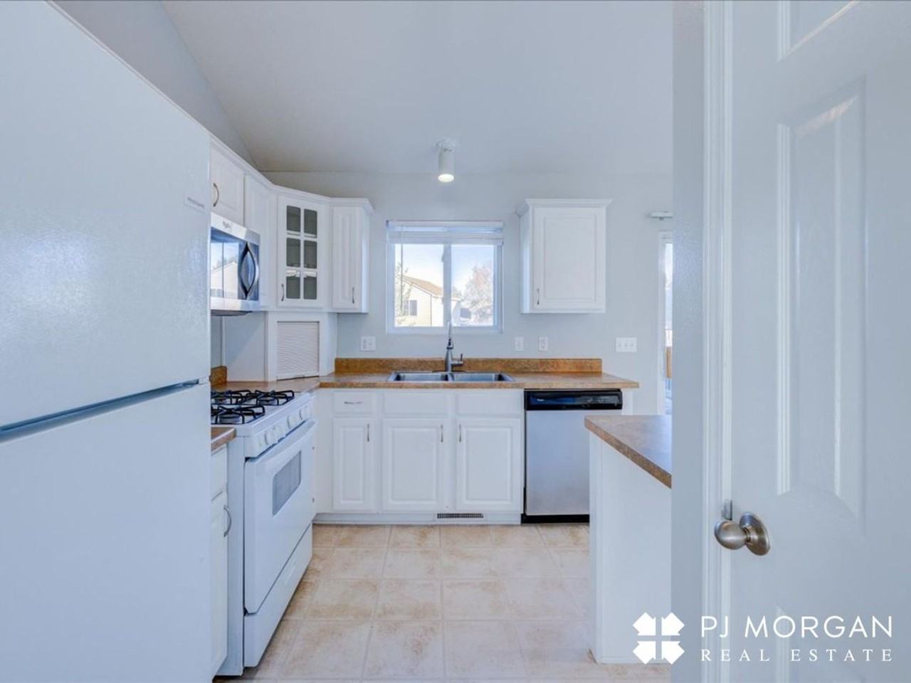 11004 Weber St - Photo 5 of 27