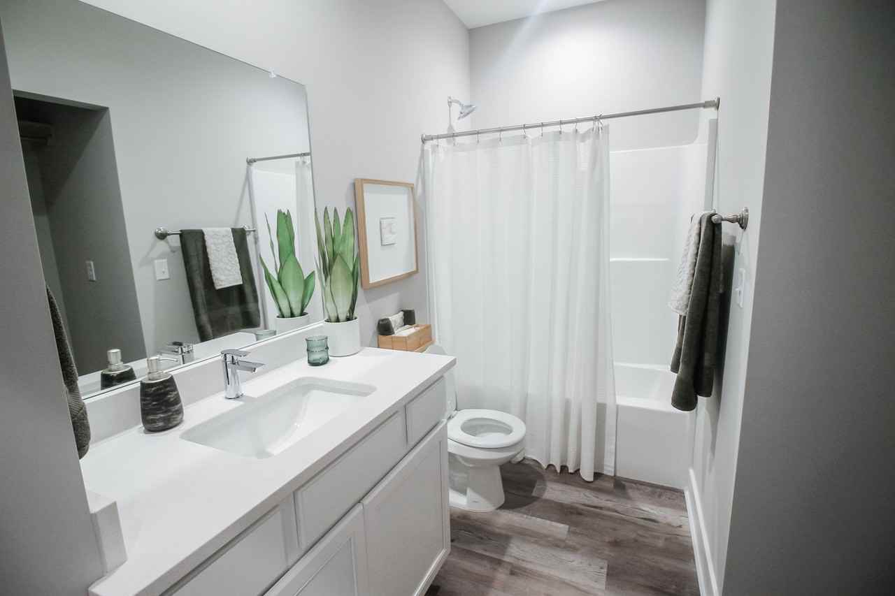 Lynndale - Photo 6 of 17