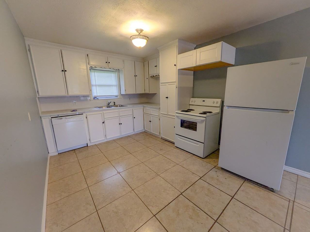 280 W Smith St - Photo 3 of 13