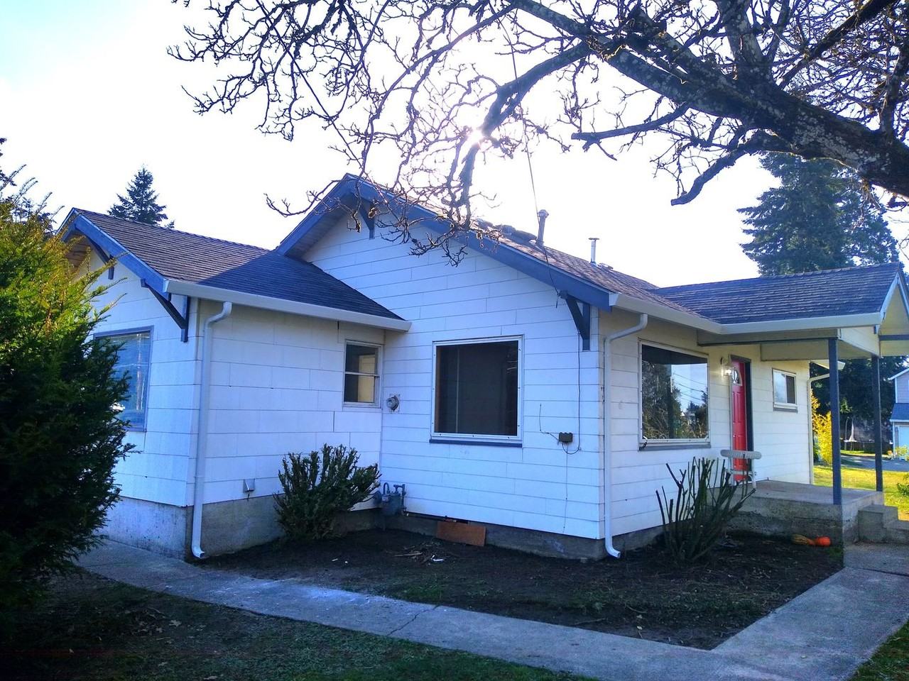 2070 Se Maple St - Photo 2 of 17