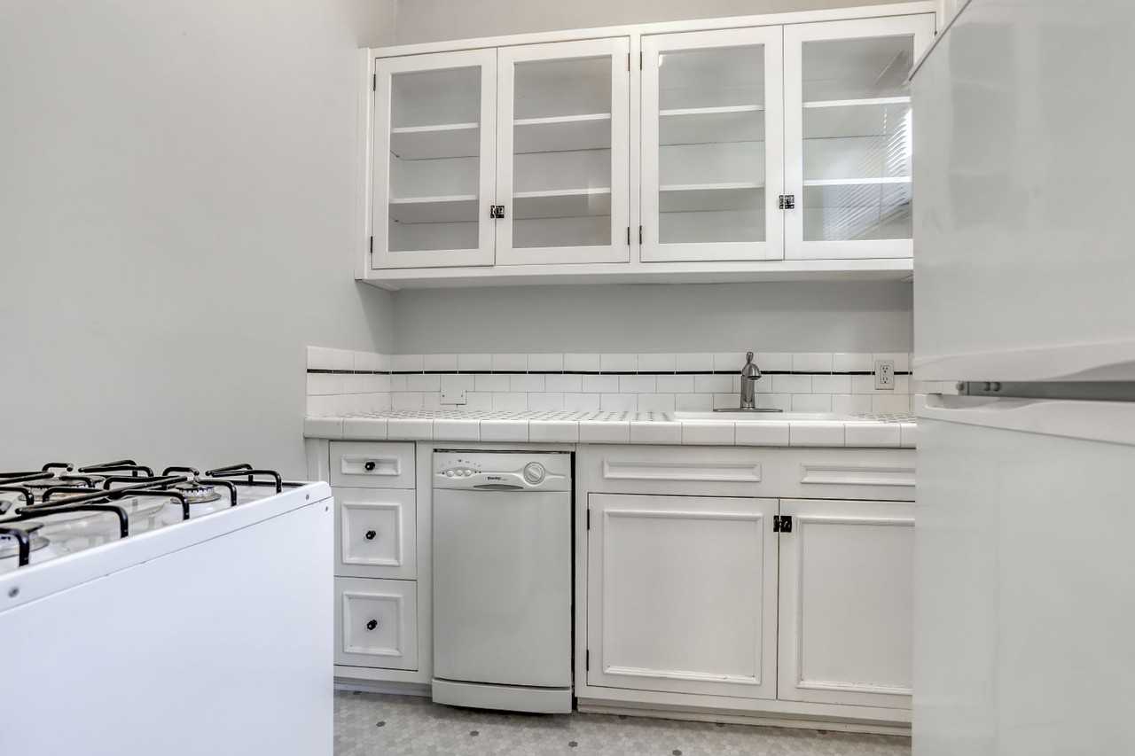 1631 Nw Everett St #102 - Photo 2 of 13