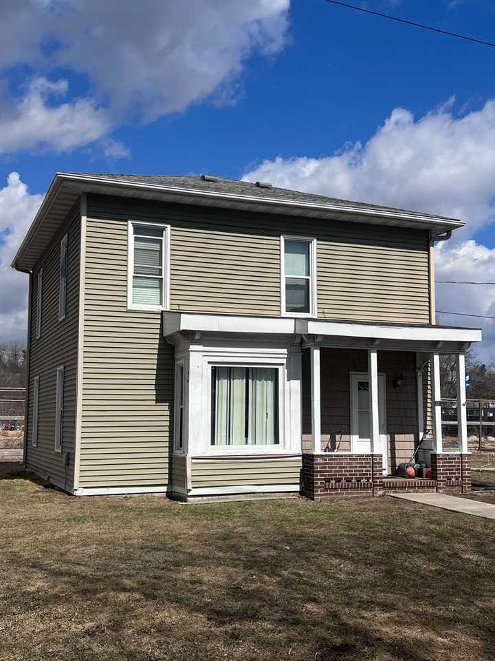 321 3rd Ave W - Photo 2 of 3