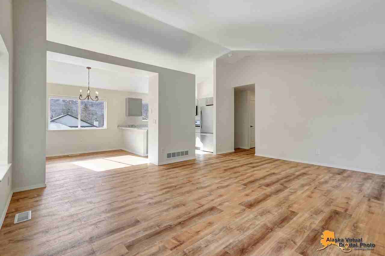 18727 Danny Dr - Photo 3 of 16