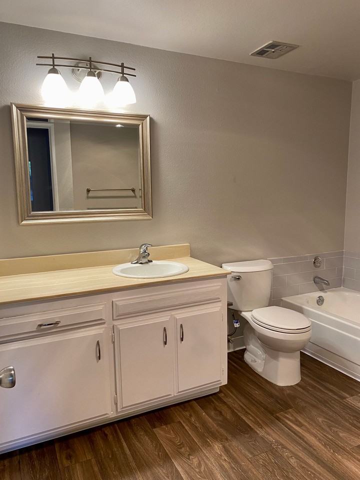 2 Bedroom, 1 bath unit - Photo 5 of 11