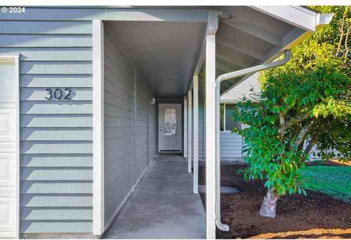 302 Ne Plymouth Cir - Photo 3 of 37