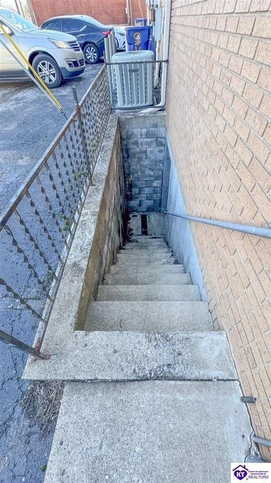 211 E Broadway St - Photo 6 of 24