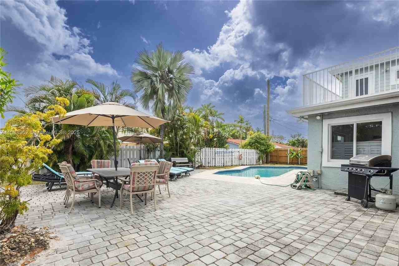 1690 Ne 25th Ave - Photo 4 of 50