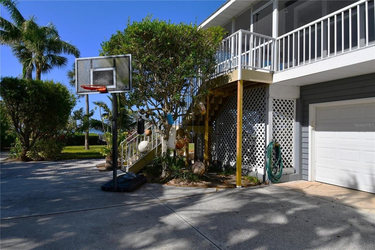 7676 Westmoreland Dr - Photo 4 of 50