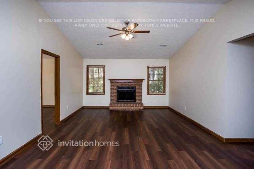 608 Windsor Dr Se - Photo 3 of 17