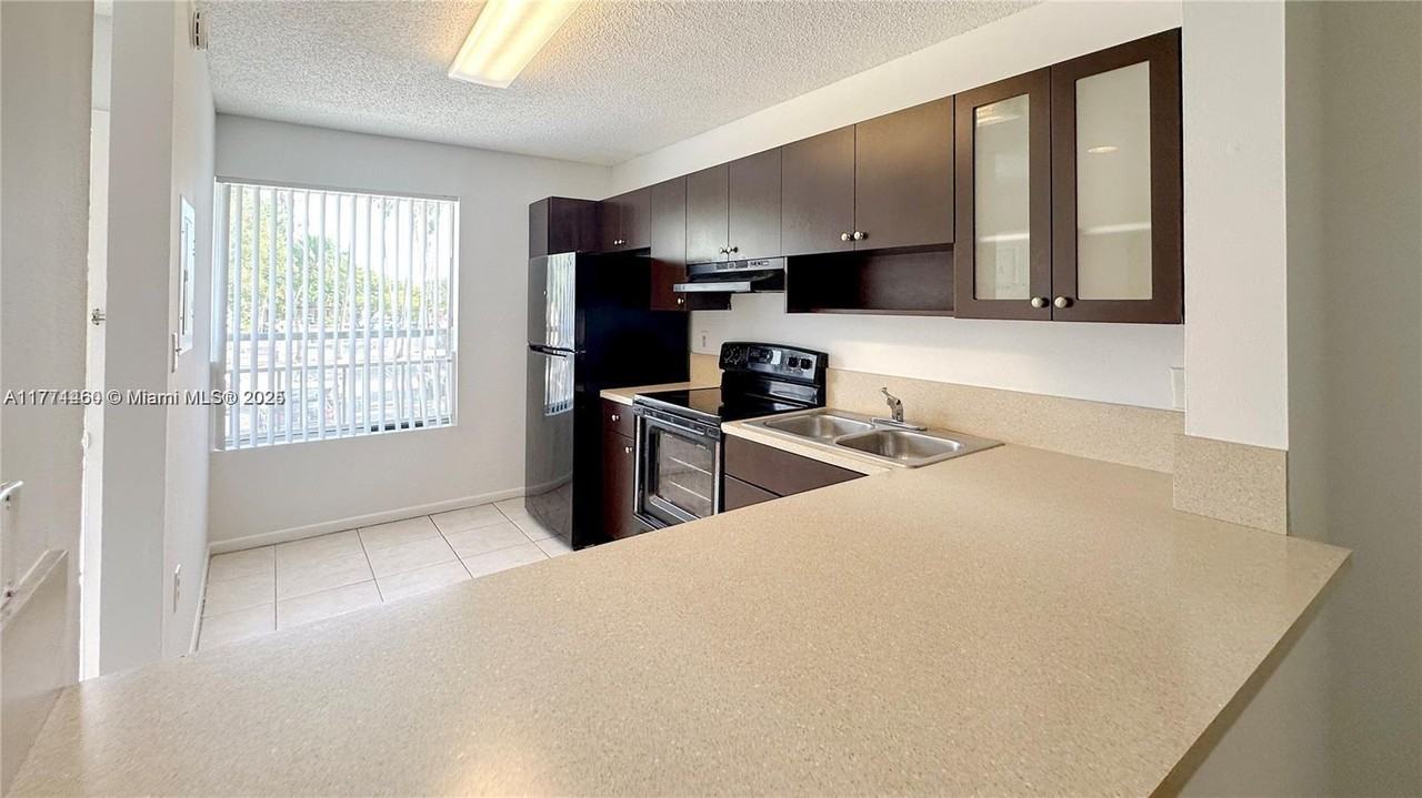 2218 Sw 81st Ave - Photo 5 of 22