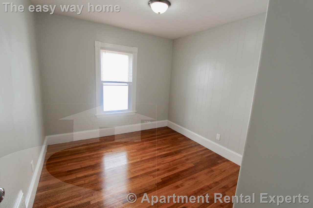 34 Russell St #2 - Photo 5 of 10