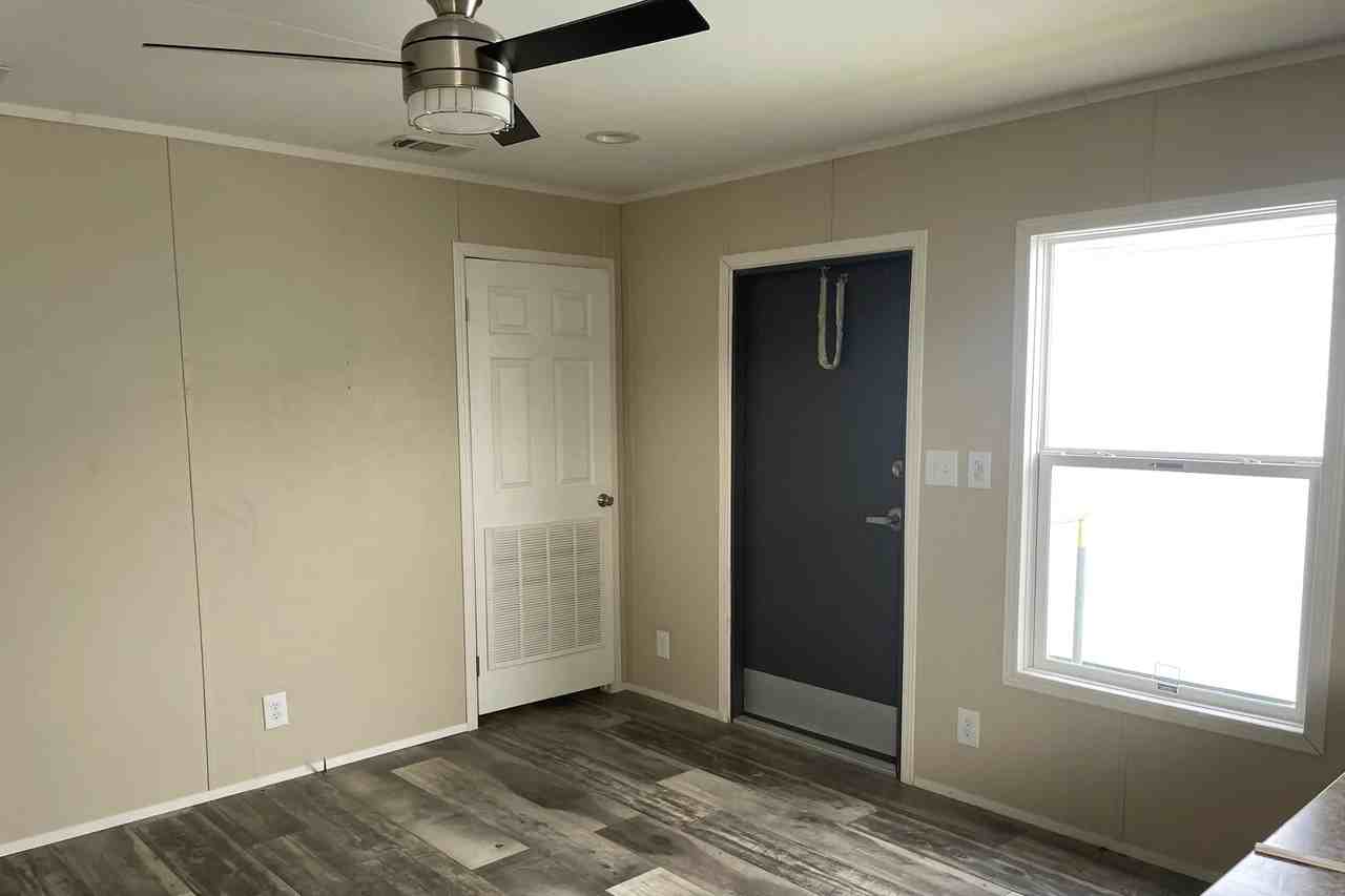 1040 Main St - Photo 2 of 10