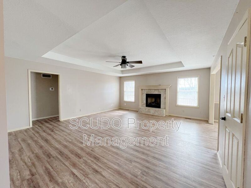 637 Se Athens Dr - Photo 2 of 16