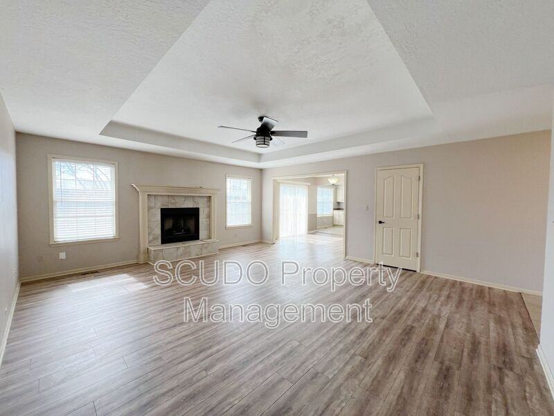 637 Se Athens Dr - Photo 3 of 16