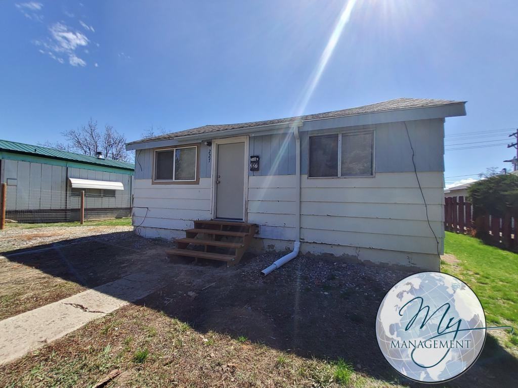 227 W Avenue F - Photo 2 of 13