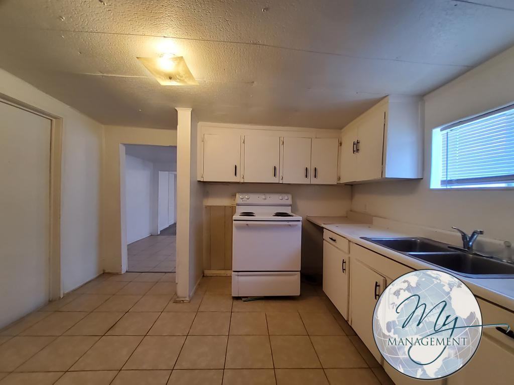 227 W Avenue F - Photo 7 of 13